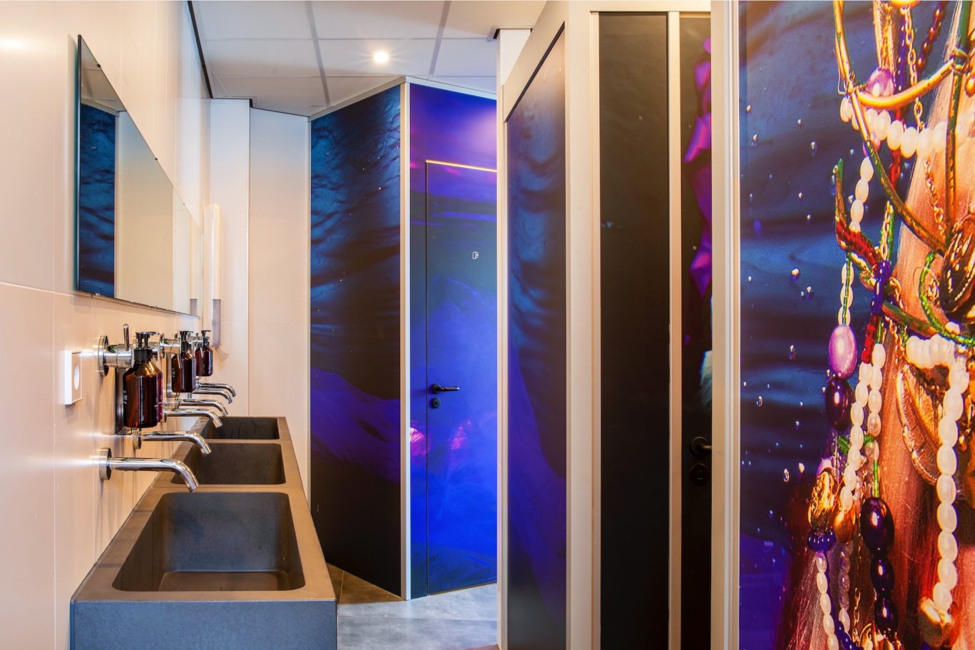 bunk amsterdam pod area hostel bathrooms