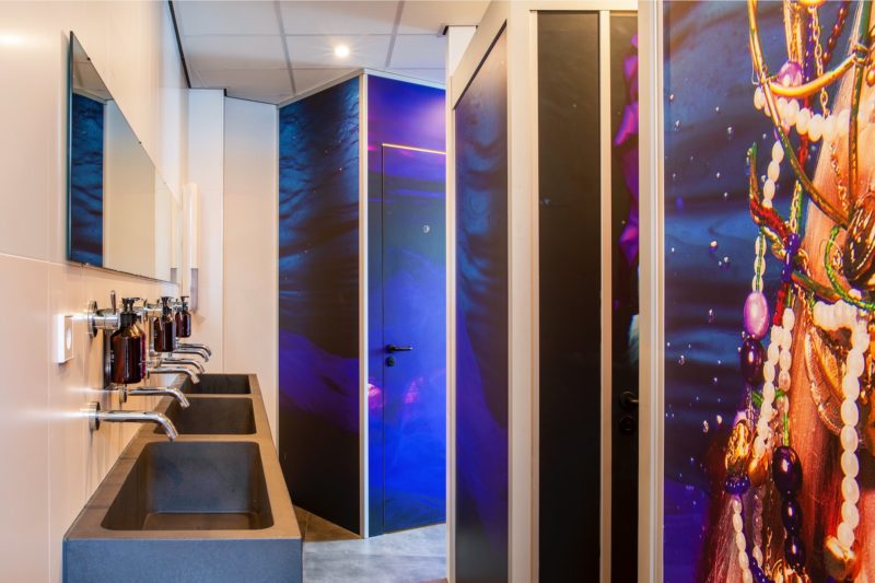 bunk amsterdam pod area hostel bathrooms