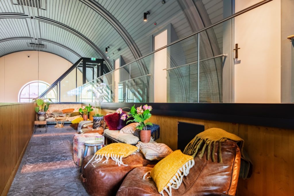 bunk-utrecht-hotel-hangout-lounge-monumental-church-hall